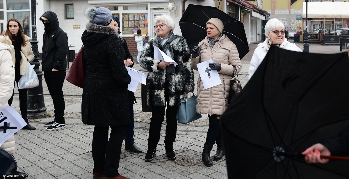 Inowrocław - Czarne parasolki, czarny protest na Rynku