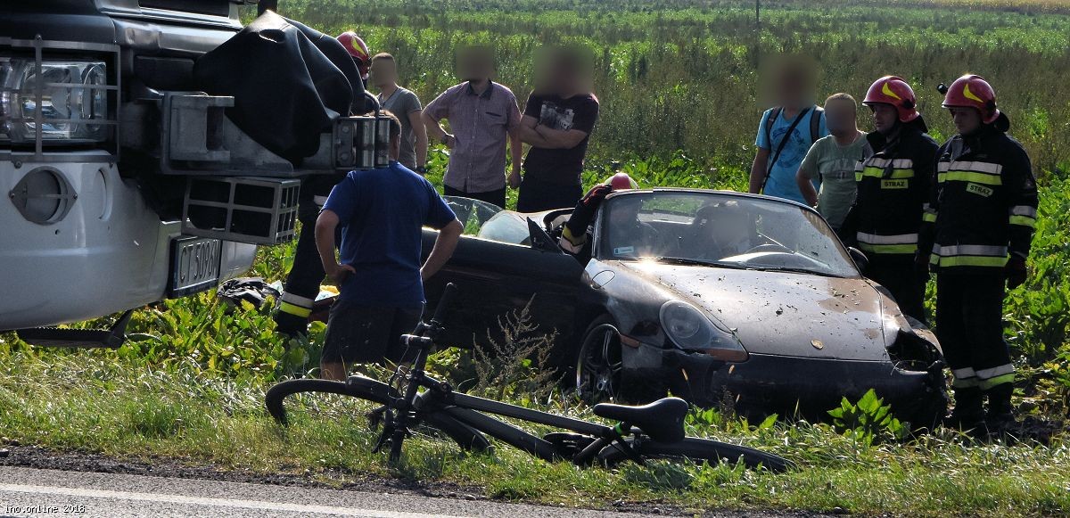 Inowrocław - Wypadek w Borkowie. Porsche w rowie