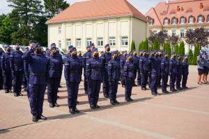 Nowi policjanci wcieleni do służby - 136-296330
