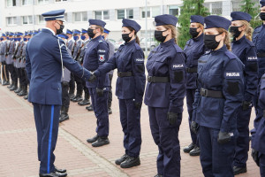 Nowi policjanci wcieleni do służby - 136-296335