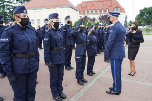Nowi policjanci wcieleni do służby - 136-296336