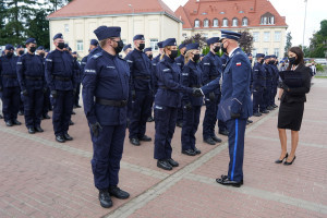 Nowi policjanci wcieleni do służby - 136-296337