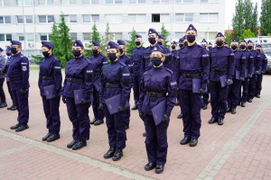 Nowi policjanci wcieleni do służby - 136-296356