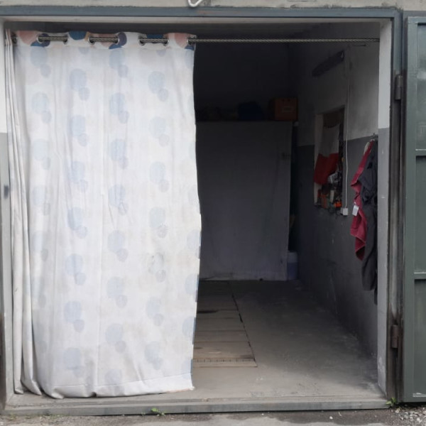 Garaż murowany z kanałem, duża brama 2.4x2.4 m, prąd