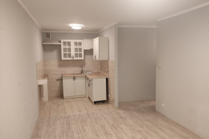 |Piastowskie * 2pokoje * PIERWSZE piętro * BALKON *