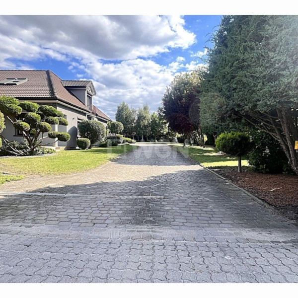 Na sprzedaż Willa o charakterze rezydencjalnym -  szerokim podjazdem, Parterowy dom z użytkowym poddaszem w kształcie litery L