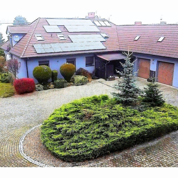 * Na sprzedaż Willa o charakterze rezydencjalnym *  Parterowy dom z użytkowym poddaszem * Spokojna okolica * Kontakt z naturą *