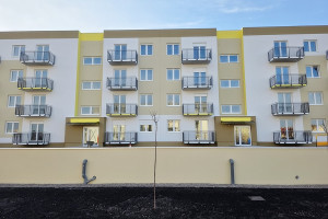 |2 pokojowe mieszkanie z balkonem, na 1 piętrze w bloku z windą