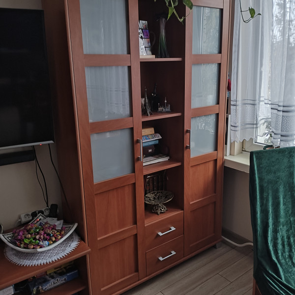 Zestaw mebli i stół z krzesłami 