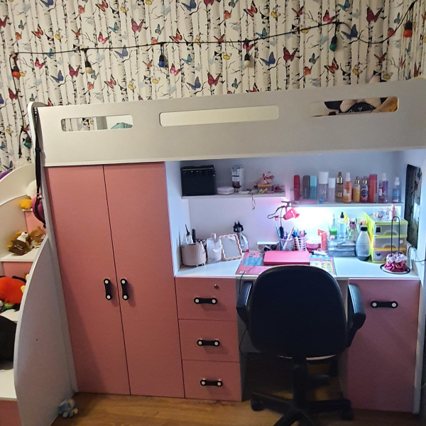 Zastaw mebli dla dziewczynki z łóżkiem ugóry 