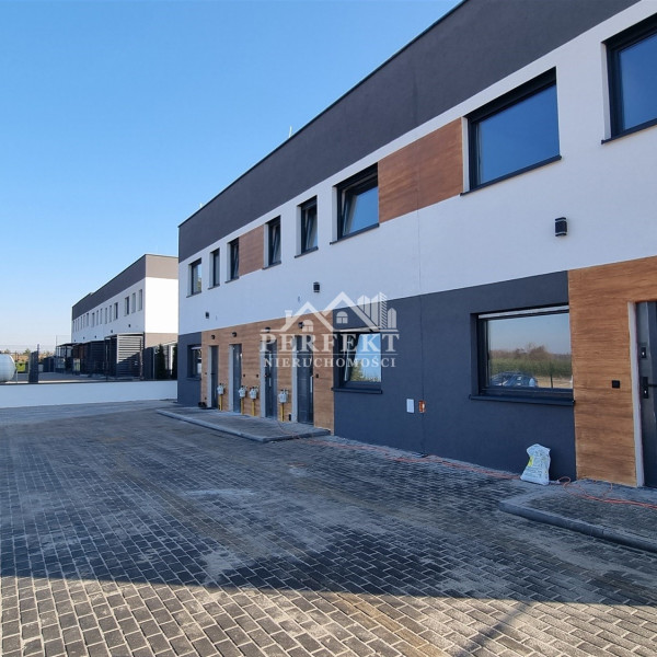 Nowe, wykończone 3-pokojowe mieszkanie z loggią (2025 r. bud.) w eleganckim szeregu na ter. ogrodzonym w otoczeniu lasów ~ 12 km od miasta !