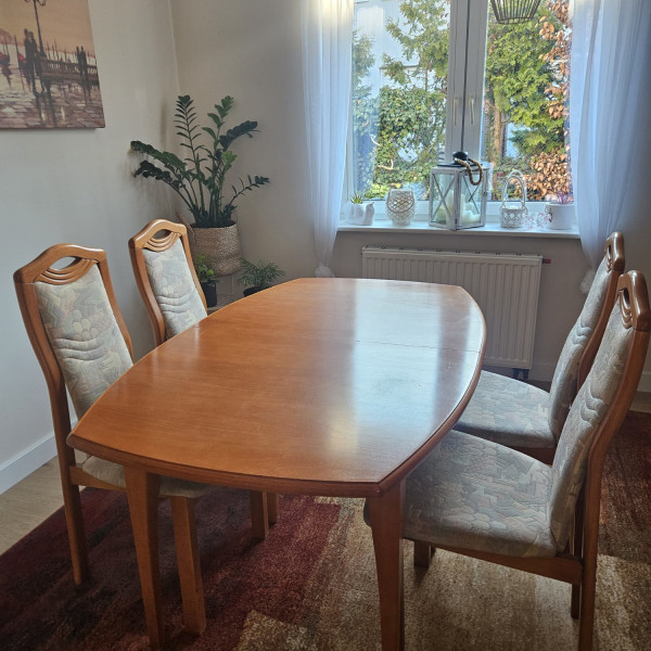 Oddam stół wraz z krzesłami