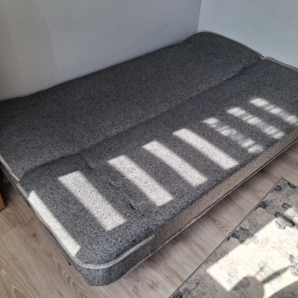 Sprzedam stół + 4 krzesła i kanapę.