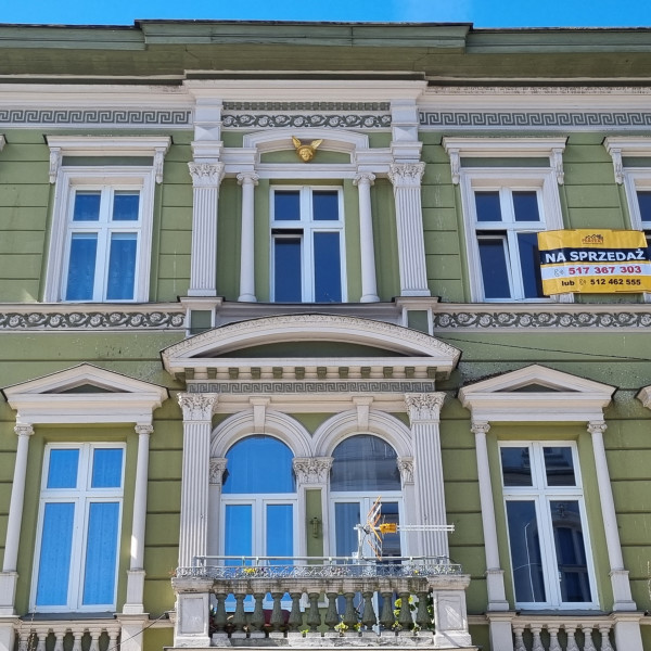 Lokal usługowy lub mieszkanie w wyjątkowej kamienicy z duszą i prestiżem na DEPTAKU — ozdobionej złotą głową Merkurego - symbol sukcesu i dostatku ! 