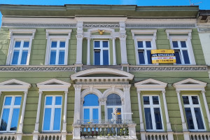 |Lokal usługowy lub mieszkanie w wyjątkowej kamienicy z duszą i prestiżem na DEPTAKU — ozdobionej złotą głową Merkurego - symbol sukcesu i dostatku ! 