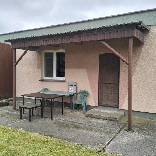 Dom parterowy 111 m² z budynkiem gospodarczym 53 m² i działką 1100 m² – duży potencjał!