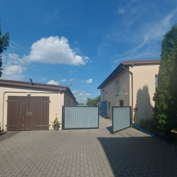 Dom dwurodzinny z warsztatem i dodatkowym budynkiem - ok. 712 m2 działki w INOWROCŁAWIU