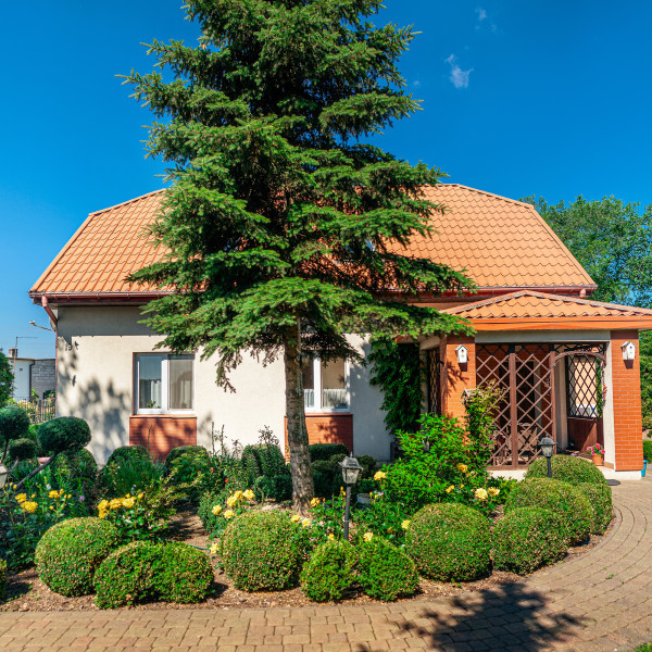 Piękny dom na wsi z zadbanym ogrodem