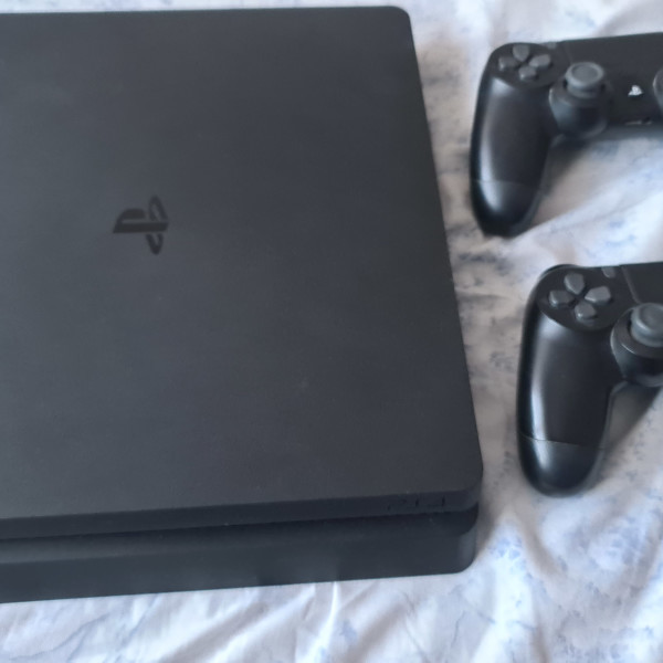 Sprzedam konsole PS4