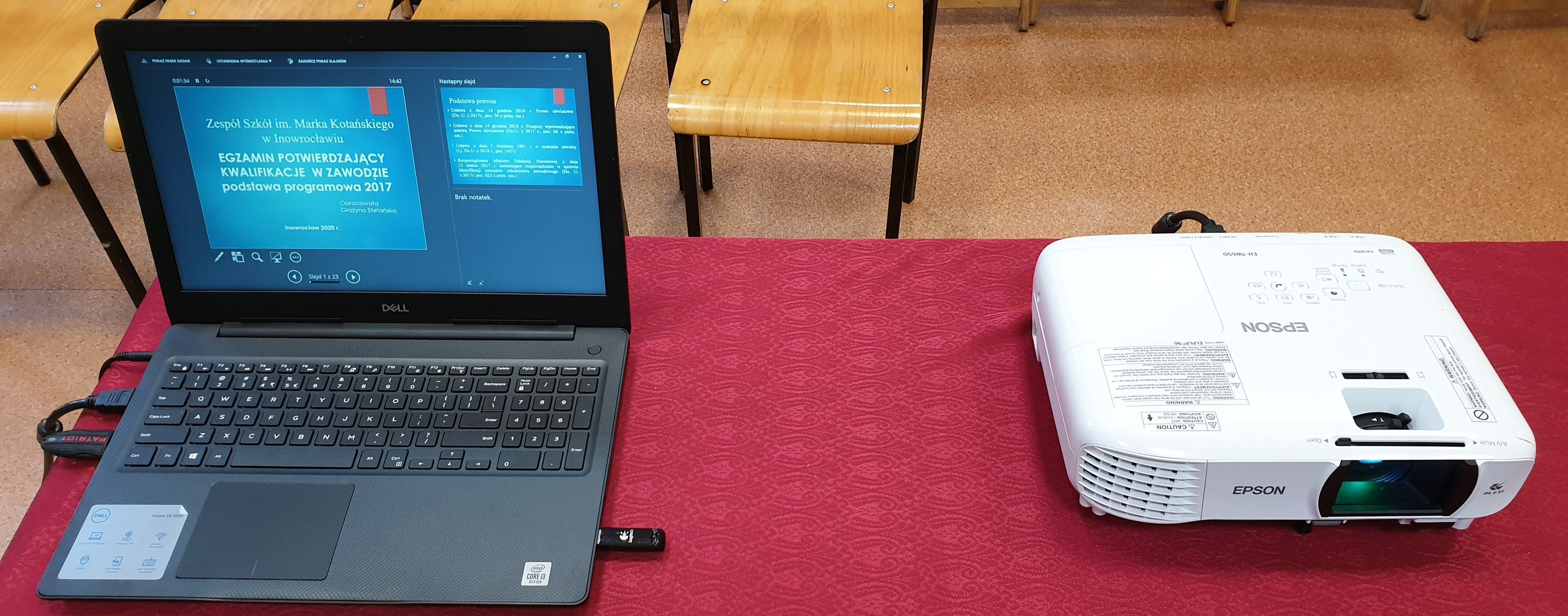 laptop, projektor multimedialny