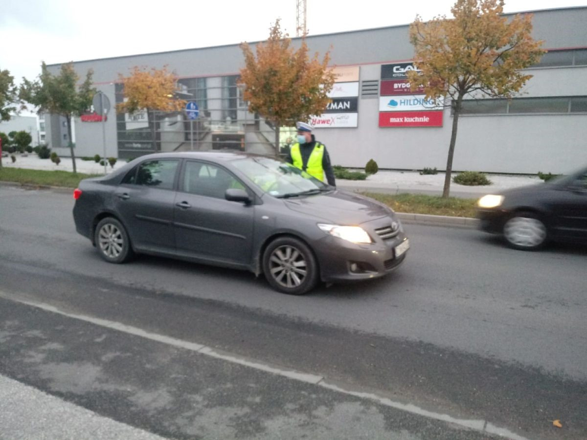 policjant kontroluje trzeźwość#2