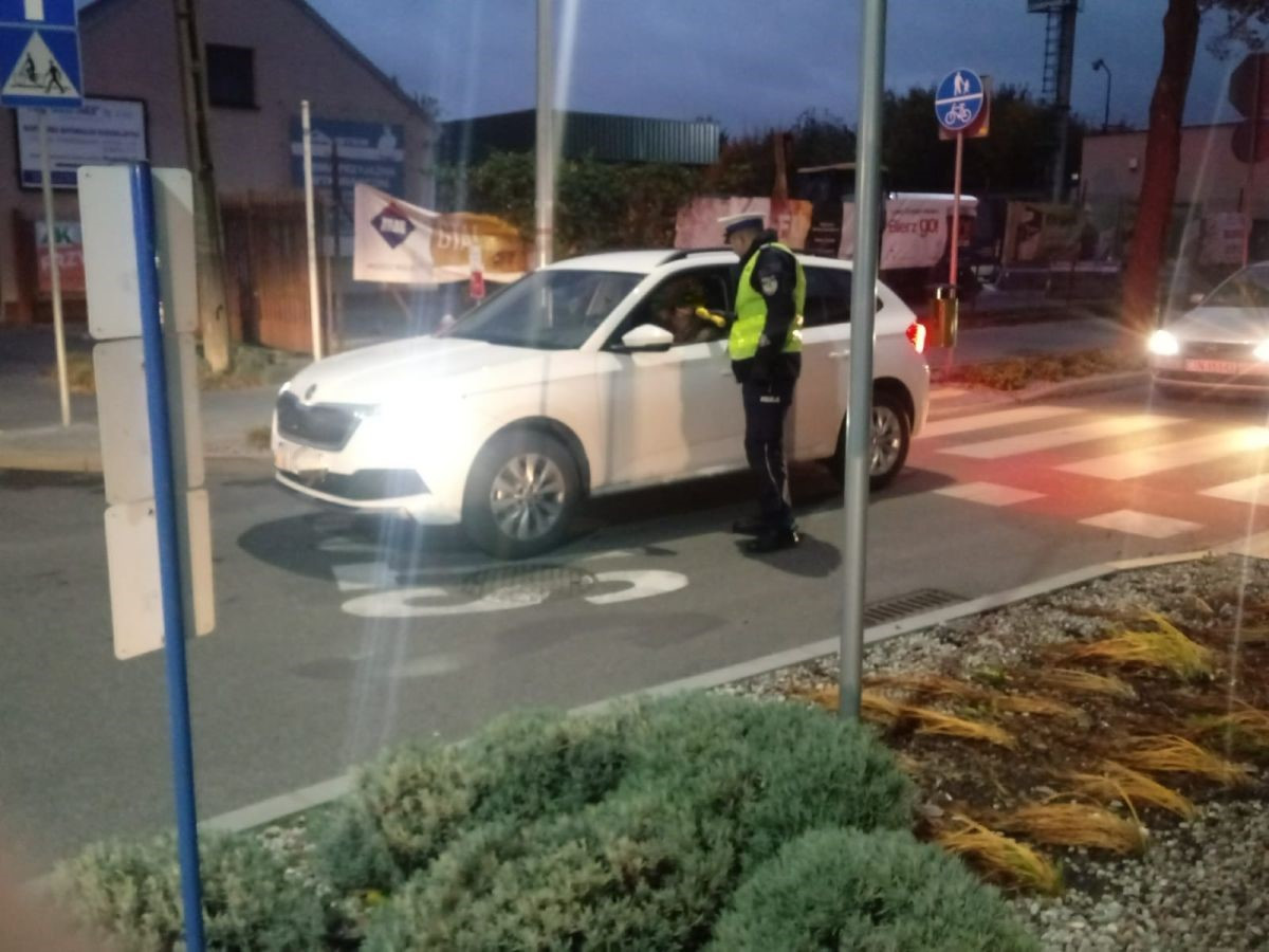 policjant kontroluje trzeżwość kierującej