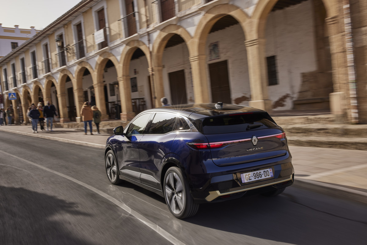 9-all-new renault megane e-tech electric - iconic version - midnight blue - drive tests