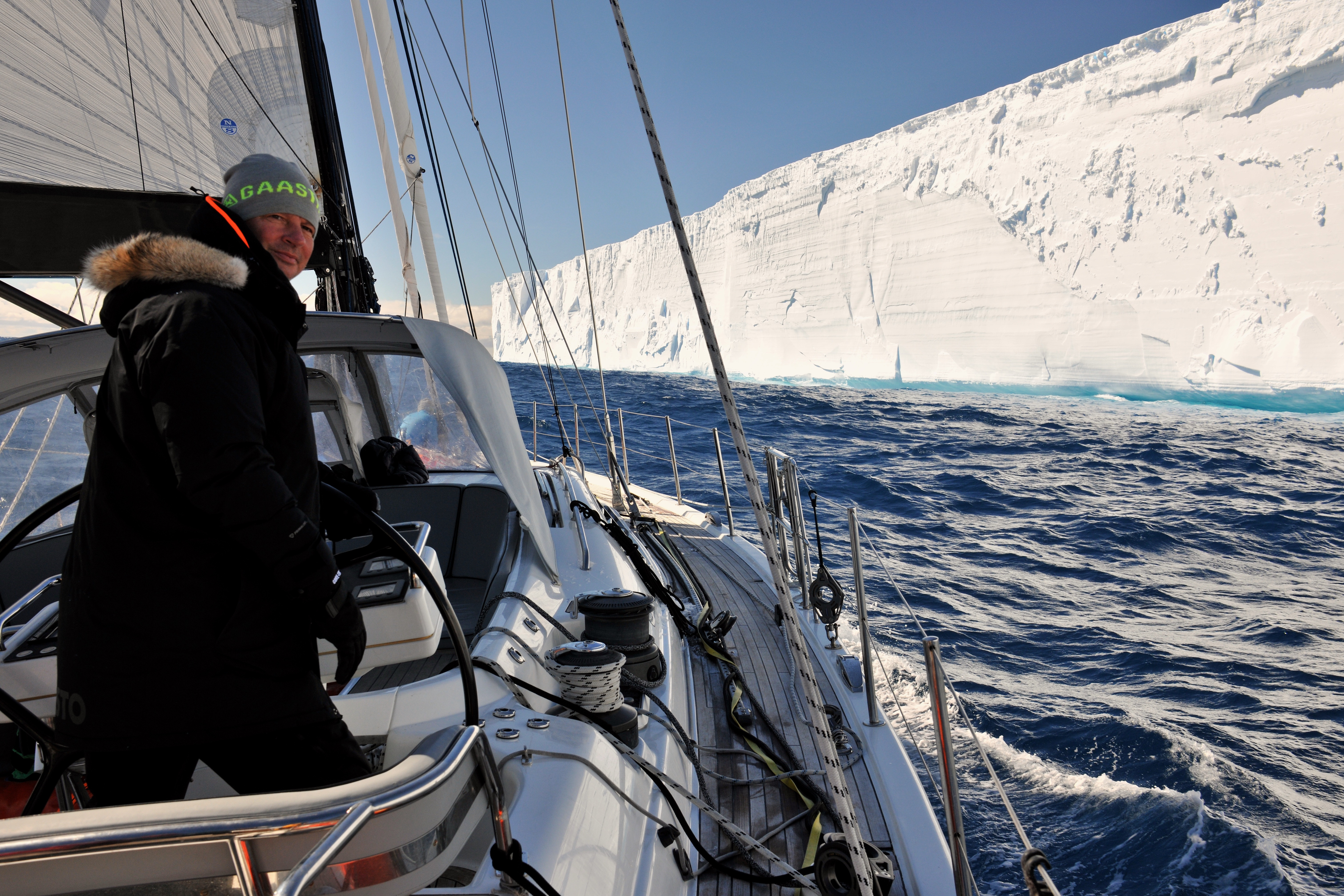5 Kapitan na tle strzelistych brzegów wyspy lodowej