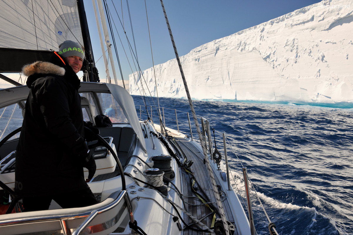 5 Kapitan na tle strzelistych brzegów wyspy lodowej