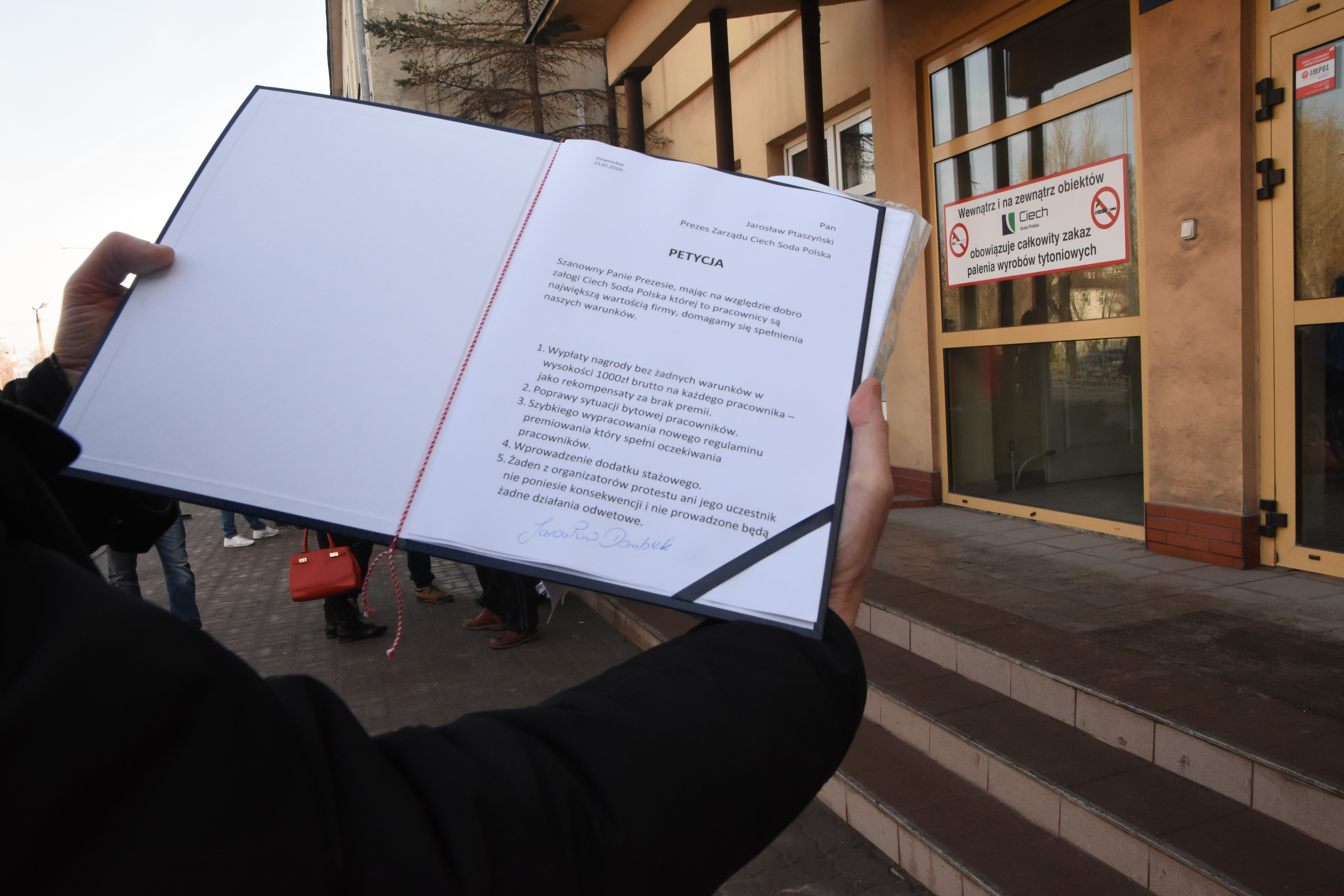 Spotyka się z pracownikiem nielegalnie