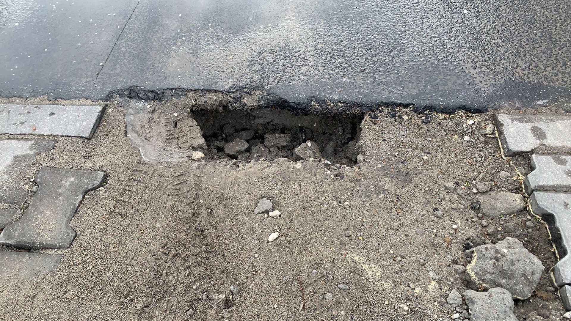 9317B322-F402-480C-926F-0F9885E900E3