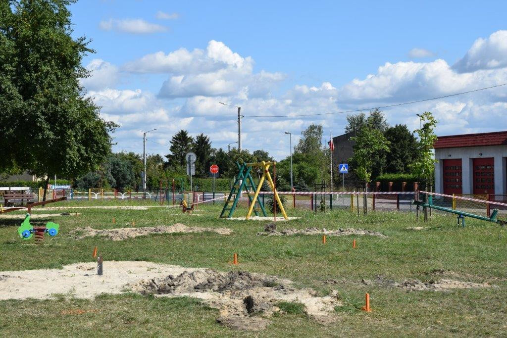 Ruszyły prace na placu zabaw (1)
