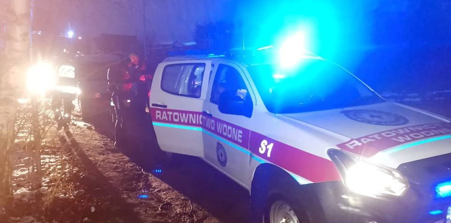 Kruszwica.online - Sarna utknęła na lodzie. Wyciągnęli ją WOPR-owcy