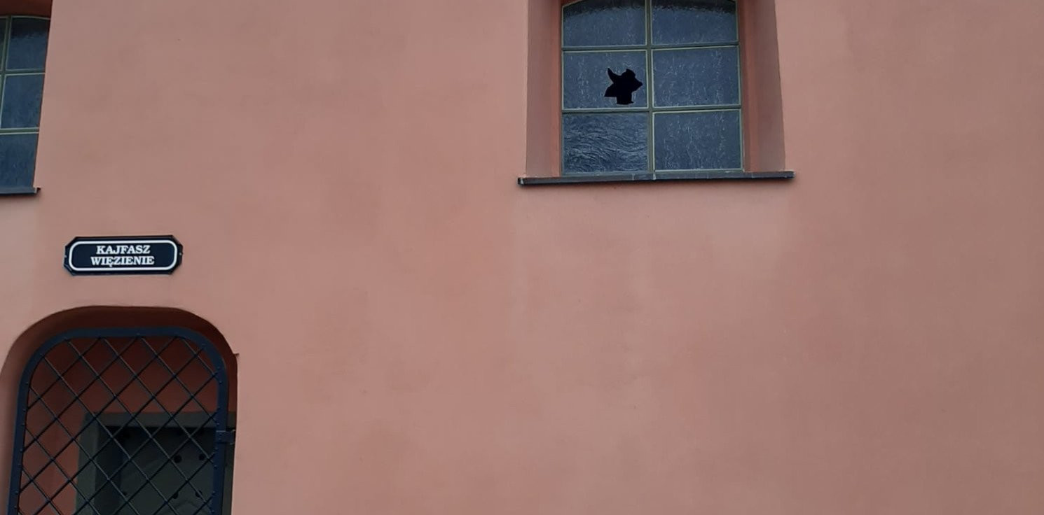 Pakość.online - Wandale zniszczyli kapliczki. Szuka ich policja
