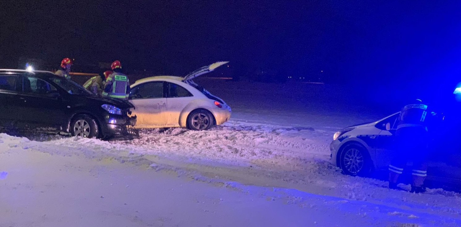 Inowrocław - Śnieg na jezdni i kolizja na łączniku