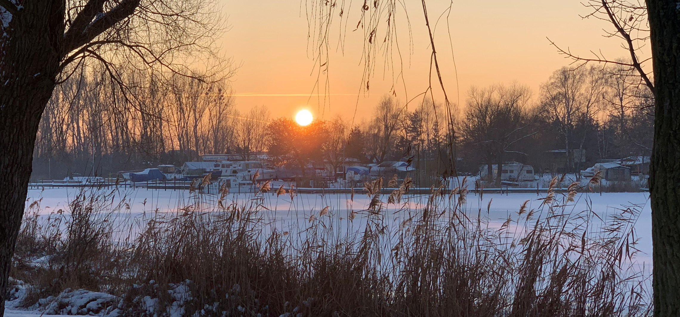 Kruszwica - Zimowa Kruszwica o zachodzie słońca