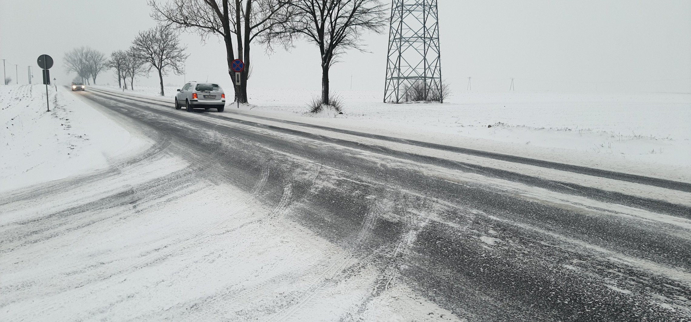 Pakość - Śnieżny poranek na drogach