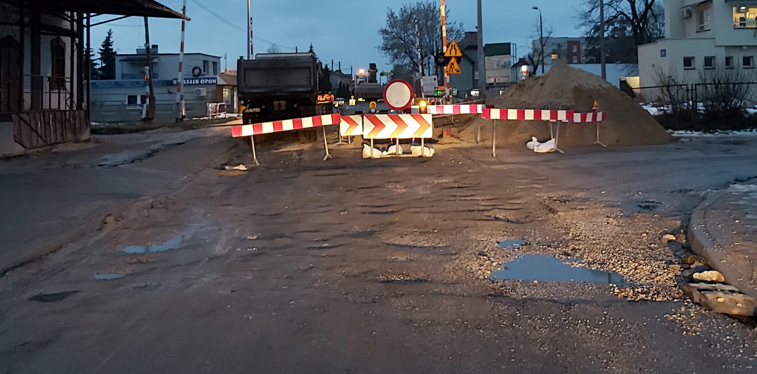 Pakość.online - Przejazd kolejowy zamknięty. Są utrudnienia