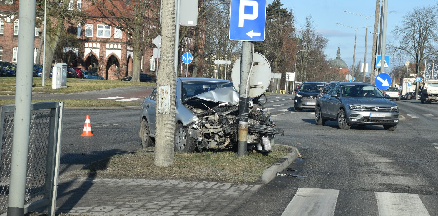 Inowrocław - Kraksa przy ratuszu. Kobieta trafiła do szpitala