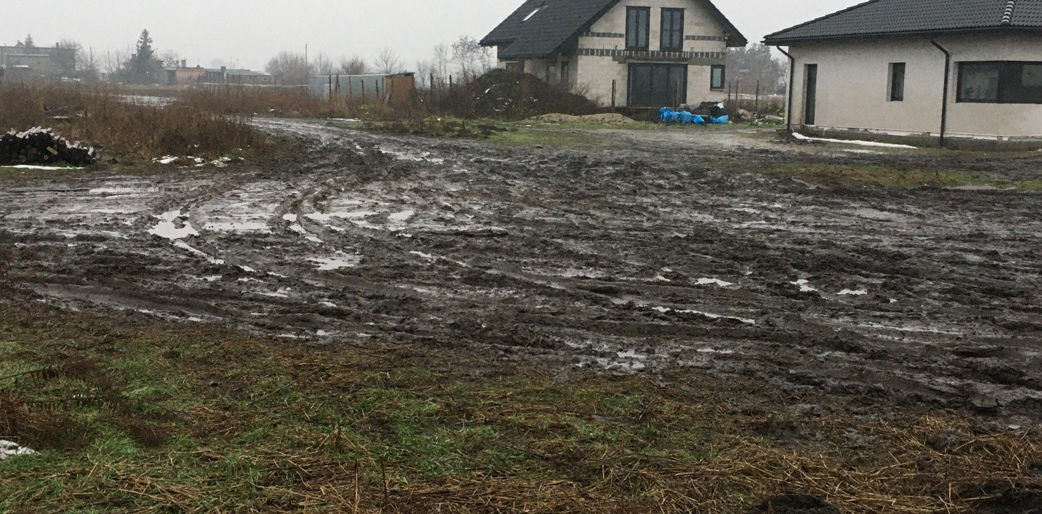 Inowrocław - Mieszkańcy grzęzną w błocie. "Droga jest tragiczna"