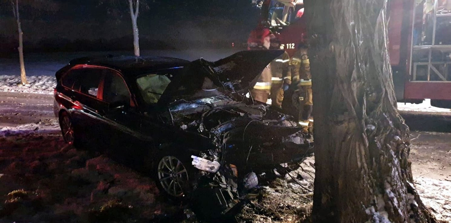 Mogilno - BMW uderzyło w drzewo. Kierowca lekko ranny