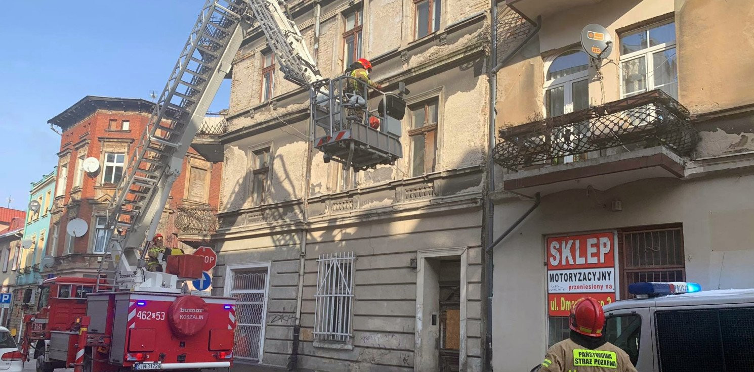Inowrocław - Z kamienicy odpada tynk, interweniują strażacy