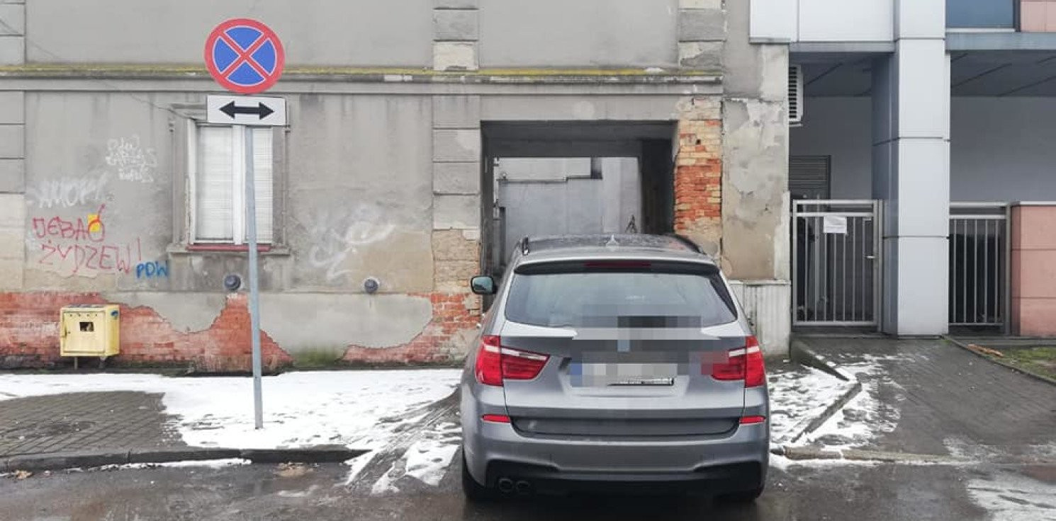 Inowrocław - Kierowcy parkują na pasach, wjazdach i kopertach