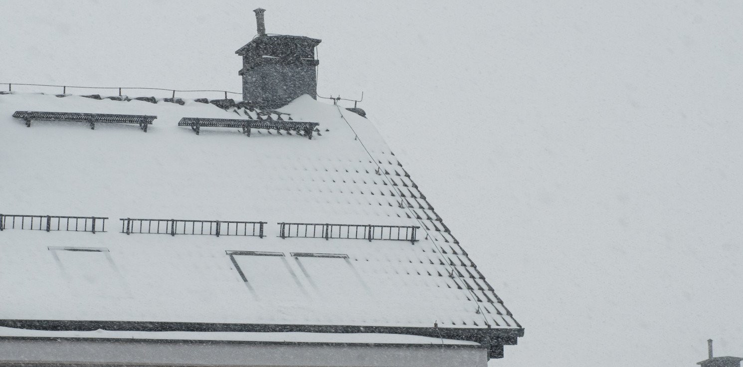 Inowrocław - Śnieg na dachu lub sople mogą być groźne
