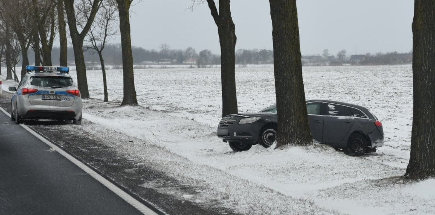 Region - W Latkowie opel wypadł z drogi i uderzył w drzewo