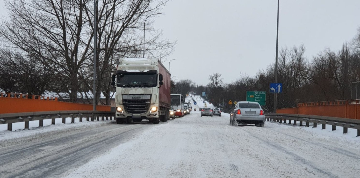 Inowrocław - Drogowe problemy na wiadukcie kolejowym
