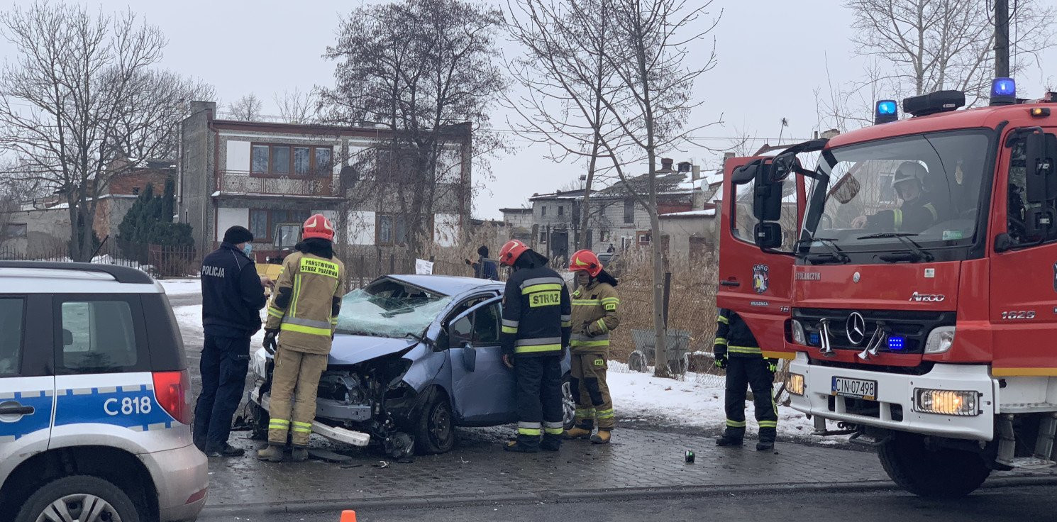 Kruszwica.online - Dachowanie osobówki. Kierowca trafił do szpitala