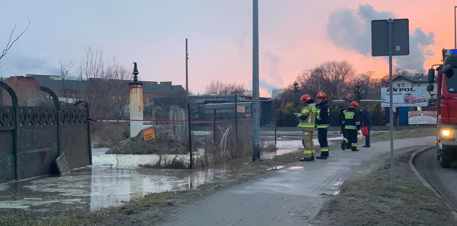 Inowrocław - W Mątwach pękła rura. Wezwano straż pożarną