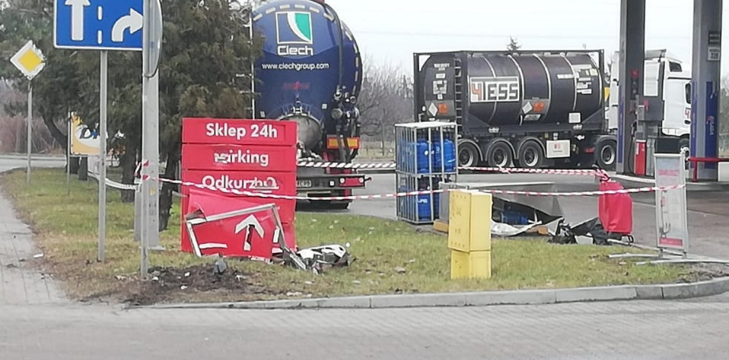 Kruszwica.online - Pijana 19-latka staranowała stację paliw. Zobaczcie zdjęcia