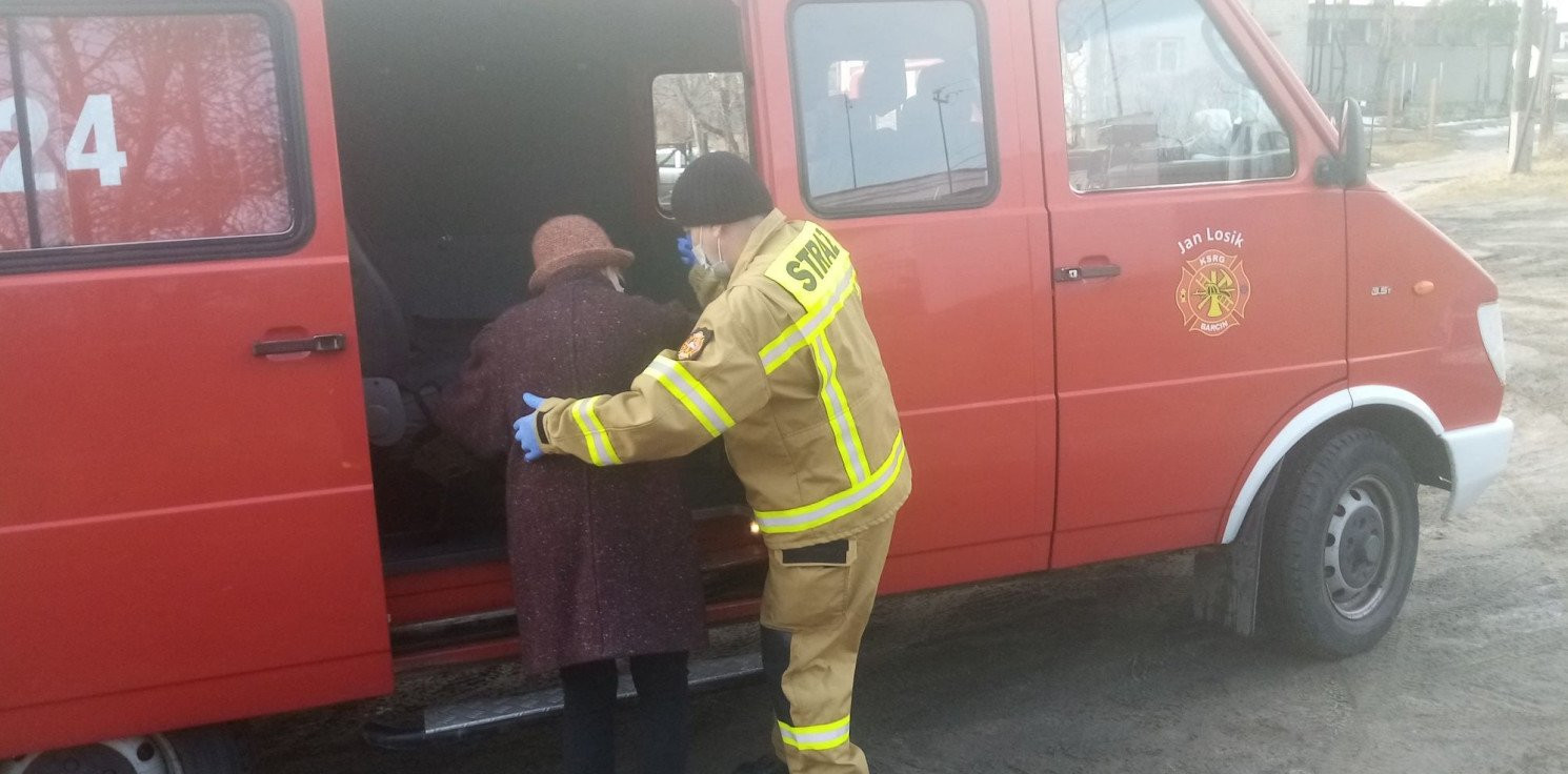 Barcin - Strażacy z Barcina pomagają dotrzeć na szczepienia